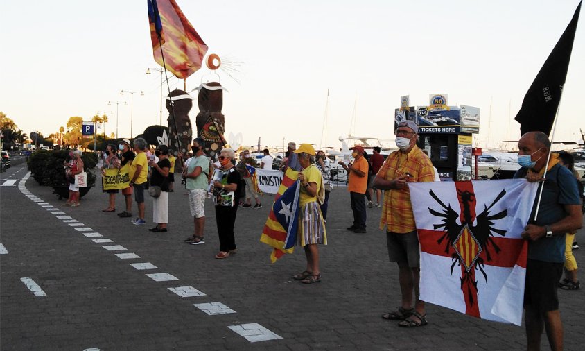 Imatge de la concentració d'ahir al port, de les Àvies i Avis