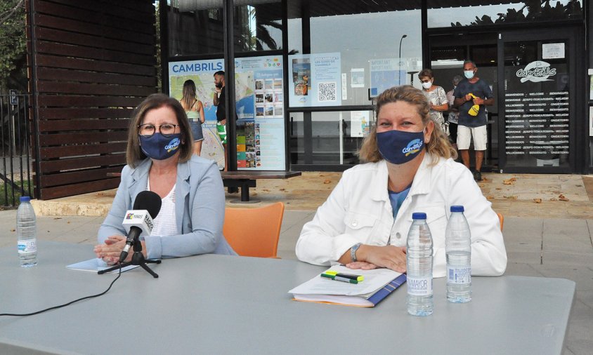 Roda de premsa a càrrec de l'alcaldessa, Camí Mendoza, i la regidora de Turisme, Marta Borràs, ahir al matí davant de l'oficina del Patronat de Turisme