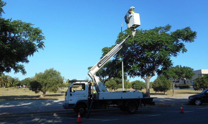 Col·locació de noves làmpades per part de la brigada municipal