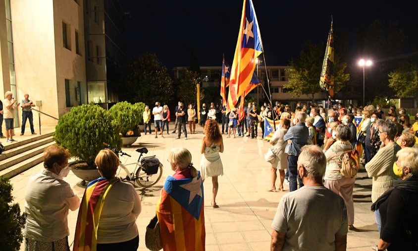 La plaça de l'Ajuntament va acollir la concentració en suport del president Puigdemont