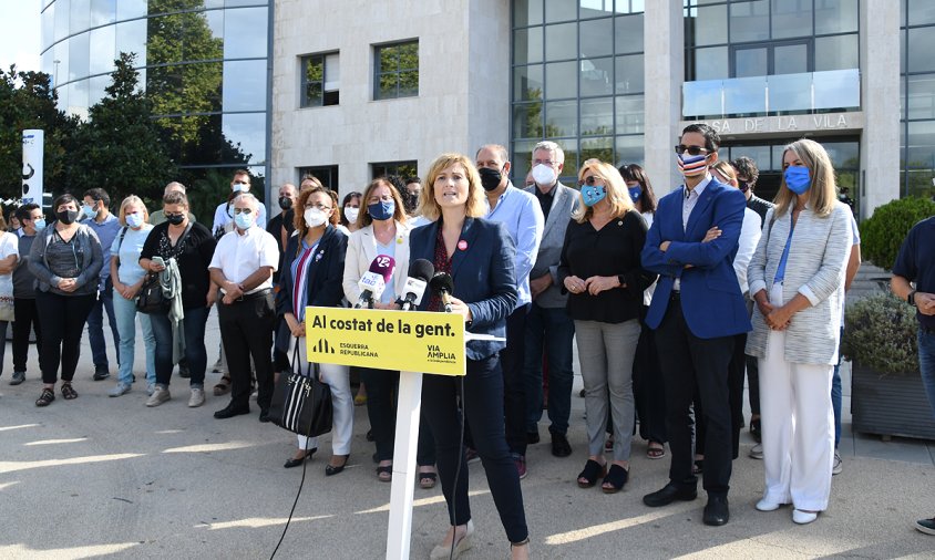 La diputada Raquel Sans, acompanyada de càrrecs d'ERC, ha fet una intervenció davant de l'edifici consistorial