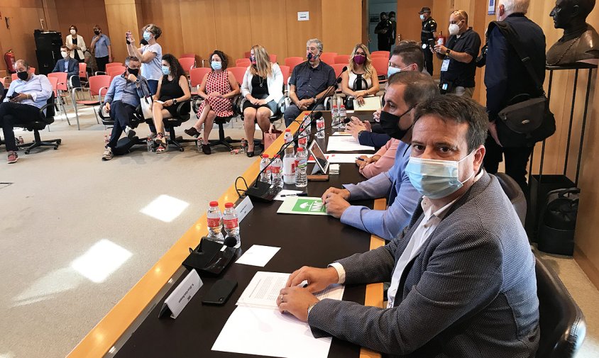 Moments previs a l'inici del ple, amb la presència puntual dels mitjans gràfics per poder prendre unes imatges de l'acte