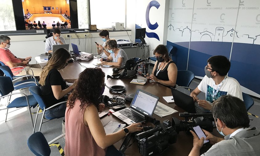 Sala de premsa habilitada al primer pis de la Casa de la Vila des d'on es va poder seguir el ple a través de la pantalla
