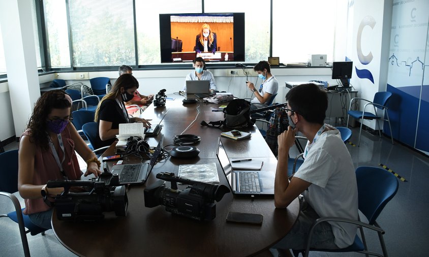 Sala de comissions de l'Ajuntament des d'on la premsa, qui es va quedar, va poder seguir el ple a través de la pantalla