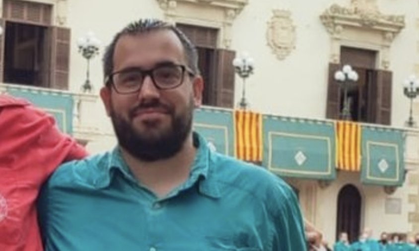 Arnau Arbós, amb la camisa dels Castellers de Vilafranca