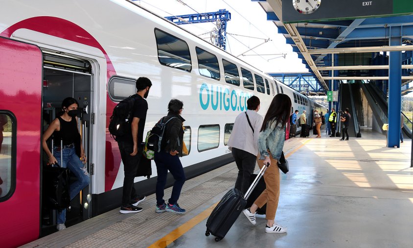 Passatgers sortint del comboi d'un tren de la companyia Ouigo, a l'estació del Camp de Tarragona