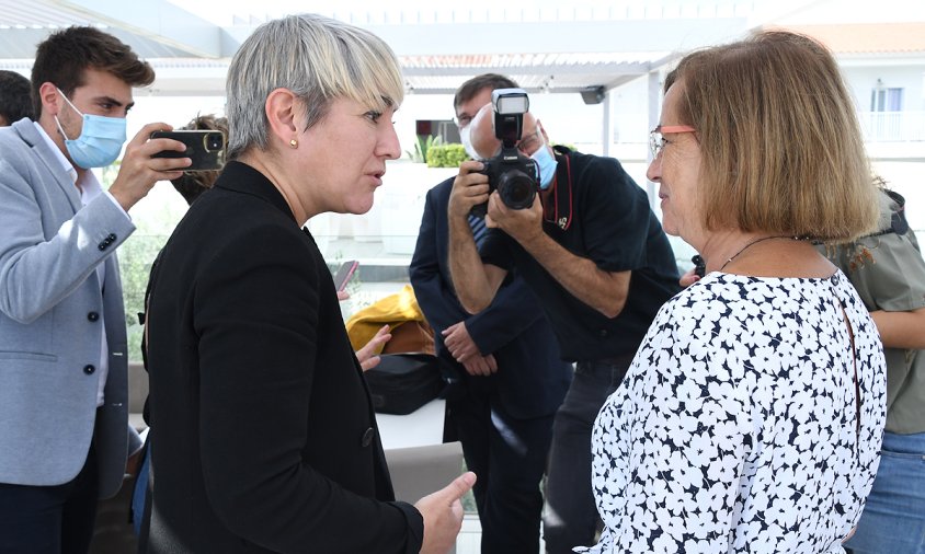 La consellera Lourdes Ciuró amb la magistrada Matilde Aragó, distingida amb el premi Agustí Juandó