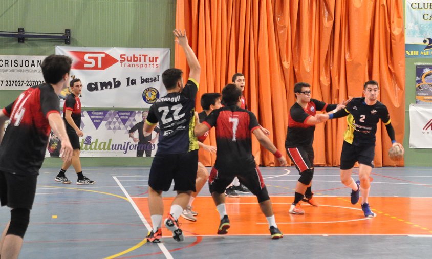 Un moment del partit que va enfrontar al CH Cambrils contra La Salle Bonanova, el passat dissabte a la tarda