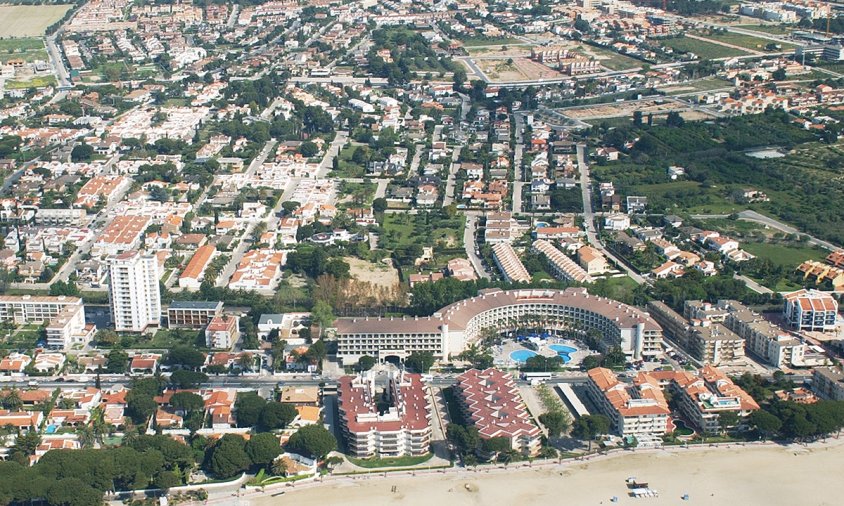 Vista aèria de la zona de Vilafortuny amb la part hotelera vora el litoral