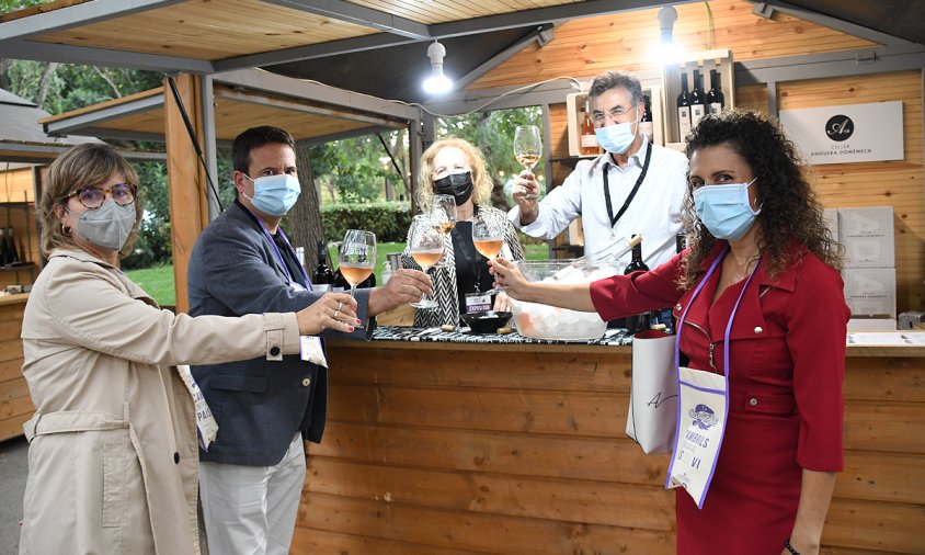 Berta Cabré, representant de la Cambra de Comerç; Oliver Klein, l'alcalde, i la futura regidora de Turisme, Yolanda Burgos, fent un brindis a la caseta d'un dels cellers participants a la Mostra