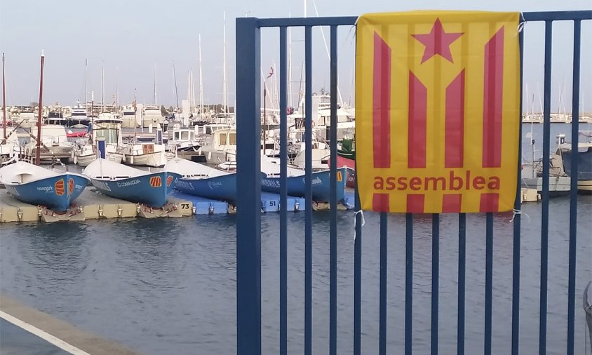 Estelada col·locada en una de les portes d'accés a les passarel·les del port