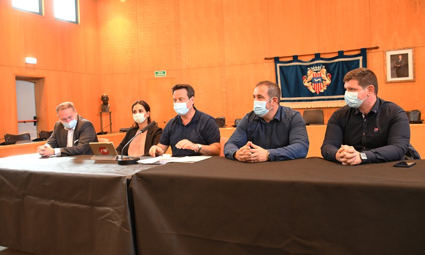 David Chatelain (PP), Ana López (PSC), l'alcalde Oliver Klein, Enric Daza (NMC) i Juan Carlos Romera (Ciutadans), en la compareixença d'ahir