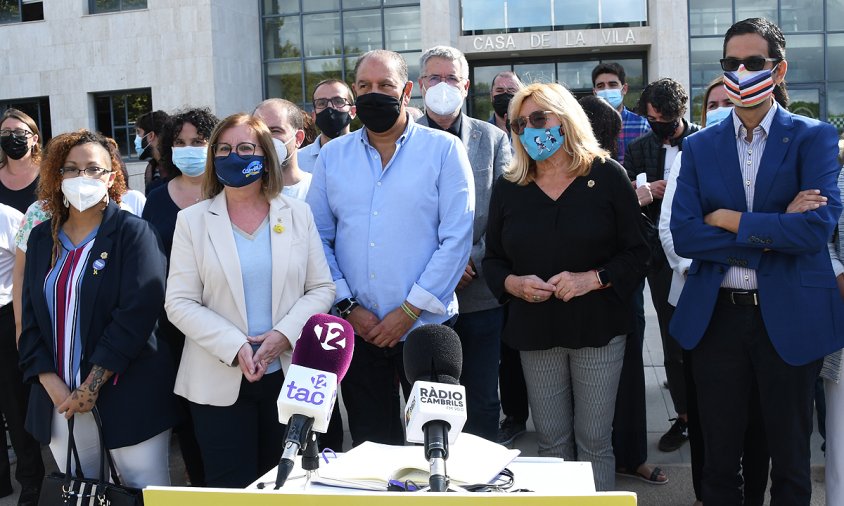 Regidors d'ERC a la plaça de l'Ajuntament el dia del ple de la moció de censura