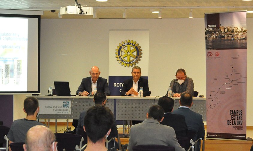 Francisco Uría, Francesc Garriga i Gerard Martí, ahir, a la xerrada celebrada al Centre Cultural