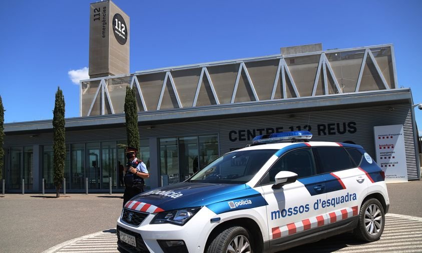 Imatge d'un cotxe dels Mossos d'Esquadra davant l'edifici del 112, el passat mes de juliol