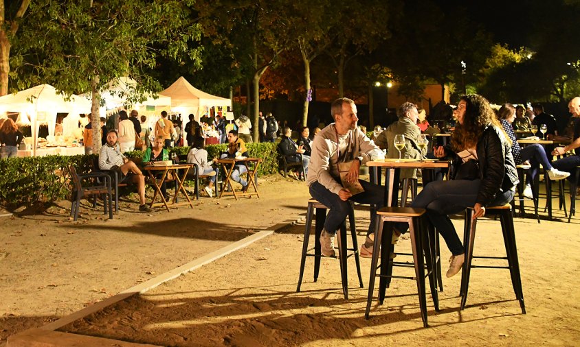 Ambient a la Mostra del Vi i la Gastronomia amb les parades del mercat artesanal al fons, el passat dilluns a la nit