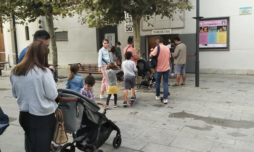 Gent fent cua per entrar al teatre del Casal, ahir diumenge, a la tarda