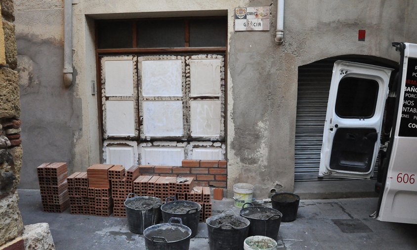 Procés de tapiament de l'accés a l'habitatge ocupat al carrer de Gràcia, a meitats d'aquest passat mes d'agost
