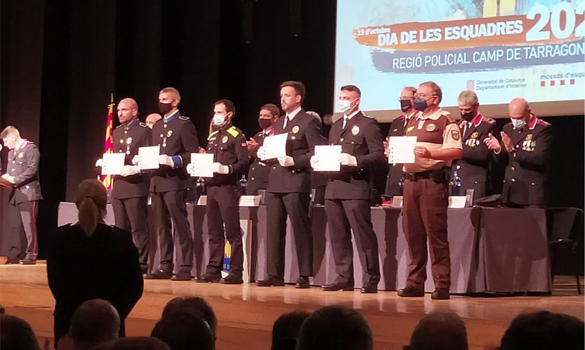 Acte de lliurament de les distincions, ahir, durant la celebració del Dia de les Esquadres de la Regió Policial del Camp de Tarragona