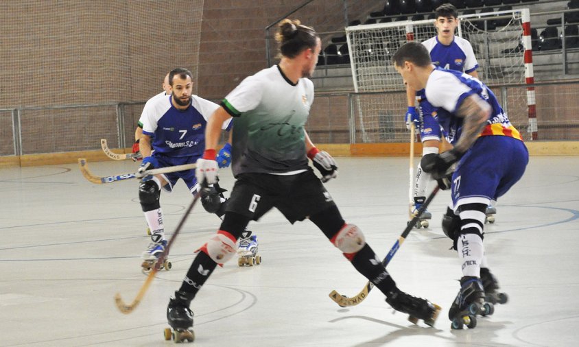 Un moment del partit entre el Cambrils CH i el Casal l'Espluga