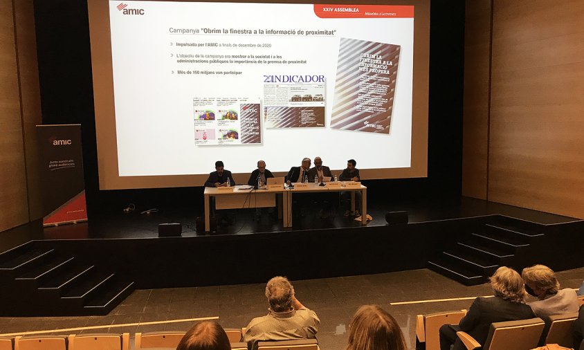 Un moment de l'assemblea de l'AMIC a l'auditori Sixto Mir de la Ràpita