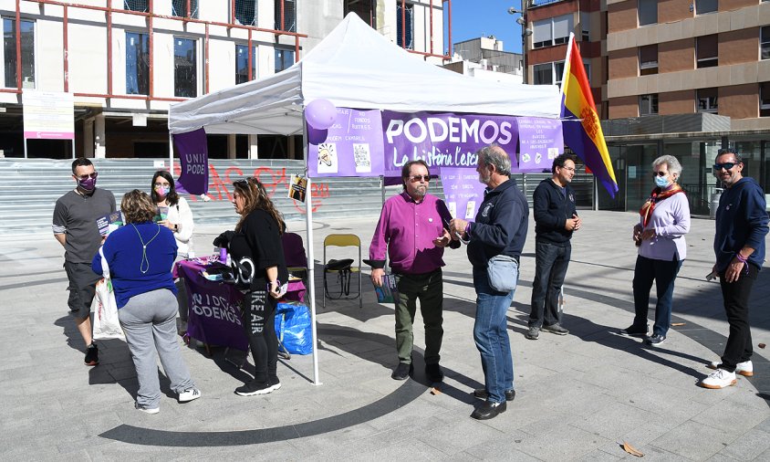 La carpa informativa de Podem es va muntar a la plaça del Pòsit, ahir al matí