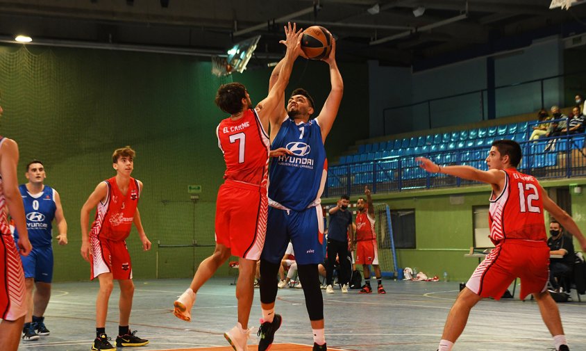 Àlex Rodríguez sota cistella, en un partit del CB Cambrils d'aquesta temporada