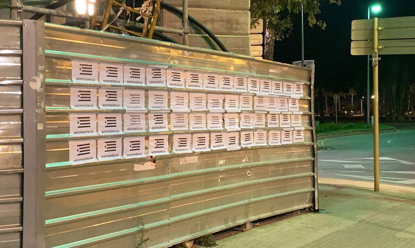 Cartells amb estelades acompanyats de la parula "independència" en una tanca