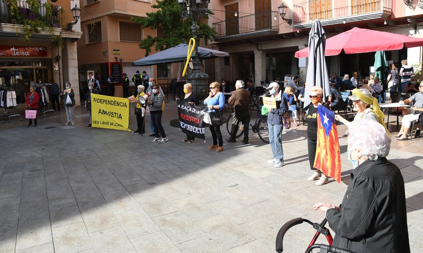 Les Àvies i Avis, ahir, a la plaça de la Vila