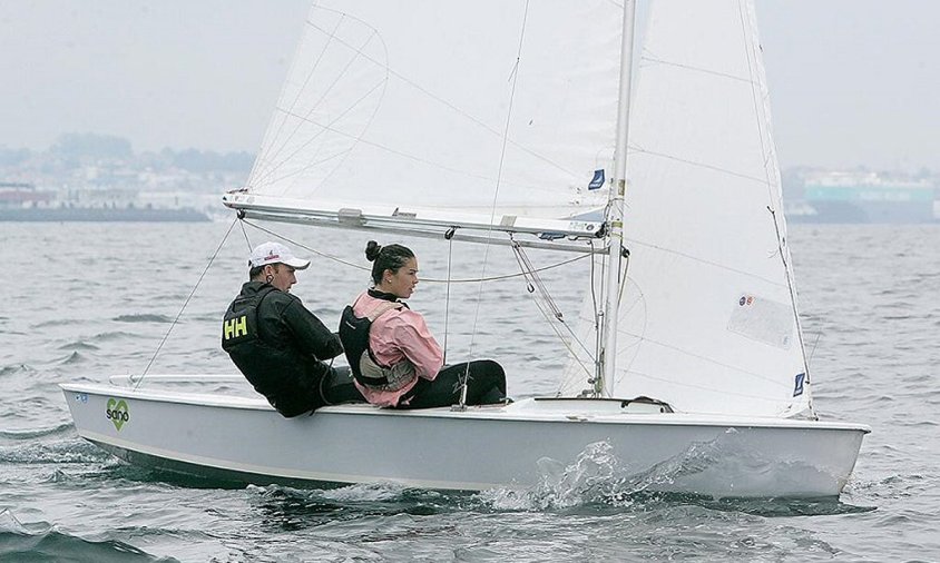 La regatista Miriam Oliva del CN Cambrils en plena competició