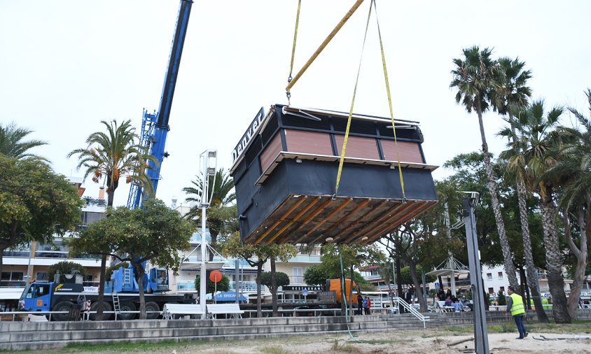 El xiringuito Denver en el moment de ser enlairat per la grua, aquest passat divendres a la tarda