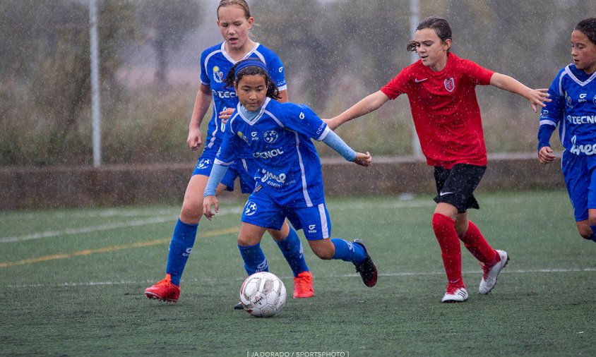 Partit de l'aleví femení contra l'Hostalets de Pierola que es va disputar sota la pluja