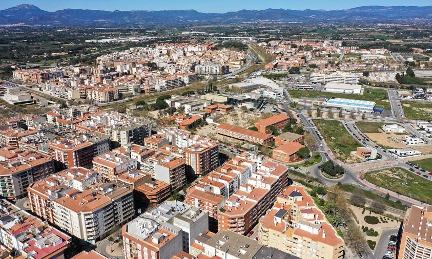 Vista aèria de Cambrils amb el barri de l'Eixample Platja en primer terme –una de les zones més densament poblades– i els barris de la Vila al fons