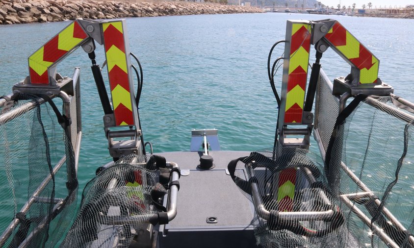 Detall de les cistelles de recollida de plàstics de l'embarcació de neteja del mar de Sitges