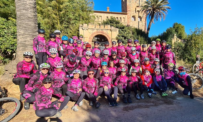 Foto de família de totes les participants que van acudir a la jornada de retrobament del grup ciclista A Pinyó Fix, ahir diumenge
