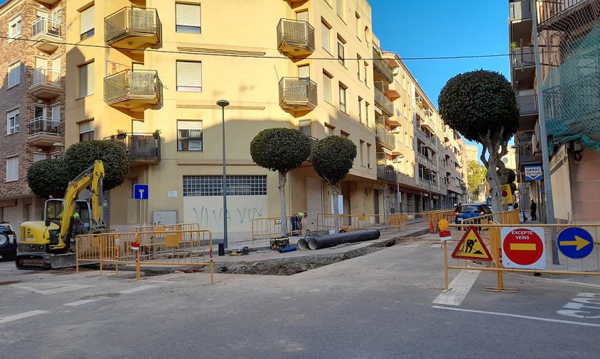 Aspecte de les obres que s'estan fent al carrer de Barcelona, aquest matí