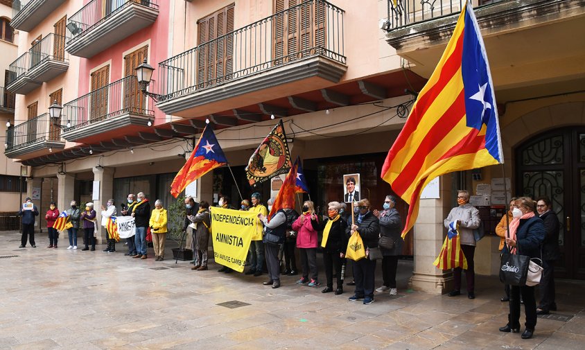 Les Àvies i Avis, ahir, a la concentració de la plaça de la Vila