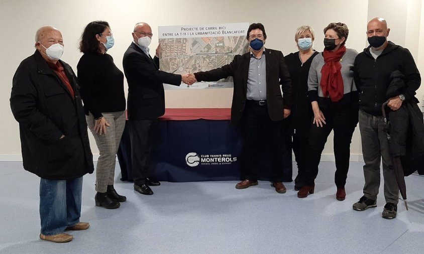 Imatge del secretari de Territori i Mobilitat, Isidre Gavin, amb l'alcalde i regidors de Reus, en la presentació del nou vial per ciclistes i vianants fins a la urbanització Blancafort