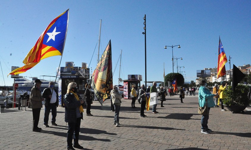 Un moment de la concentració de les Àvies i Avis, ahir al migdia, al Port