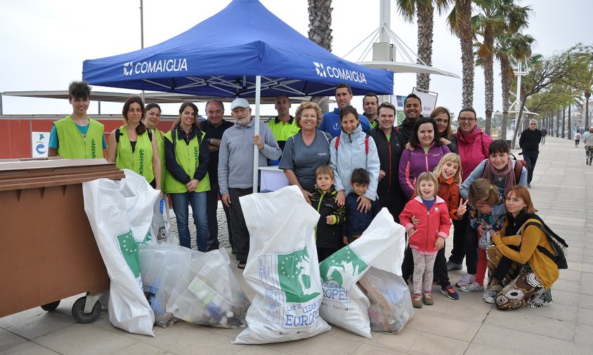Part del grup de voluntaris que van participar a la neteja de la platja del Regueral amb el personal de Comaigua