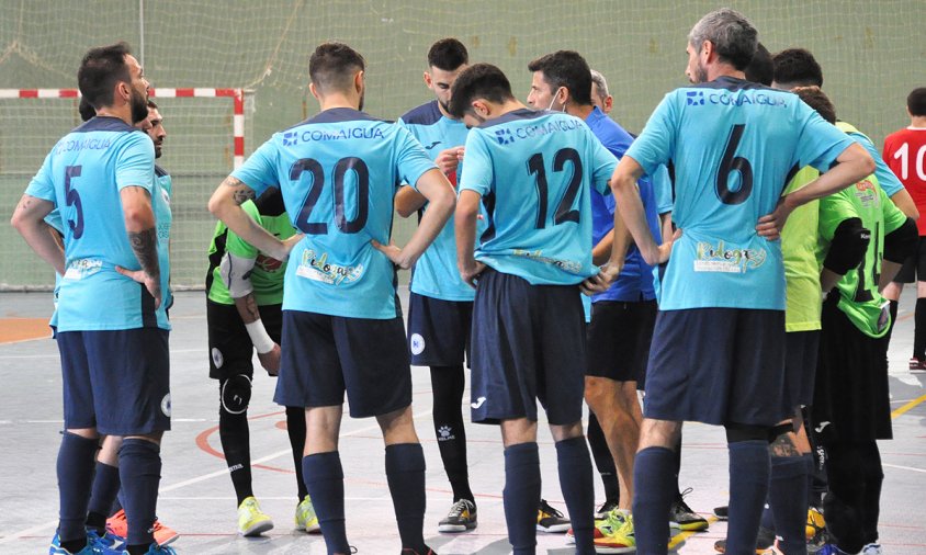 L'entrenador i els jugadors del Mediterrani en un temps mort d'un partit, aquesta temporada