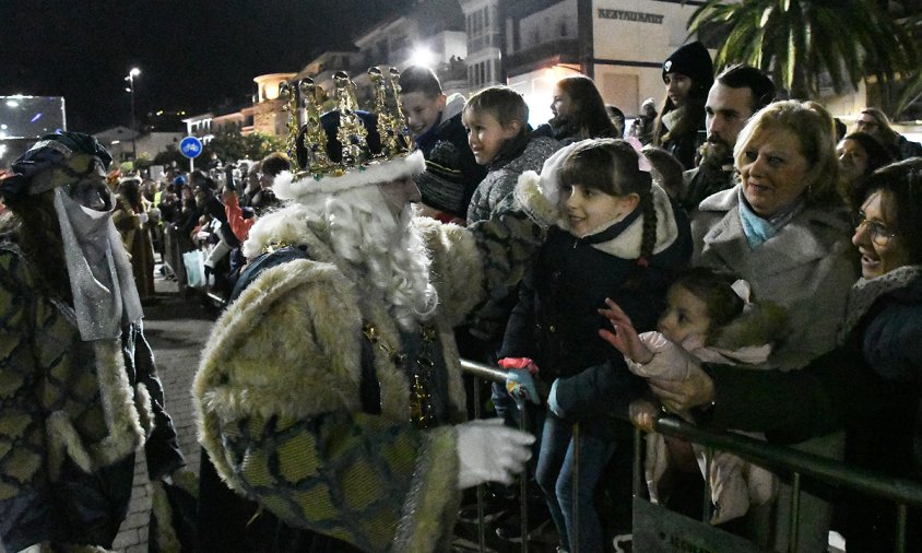 El Rei Melcior amb la canalla un cop desembarcat de les barques, a la Festa de Reis de 2020