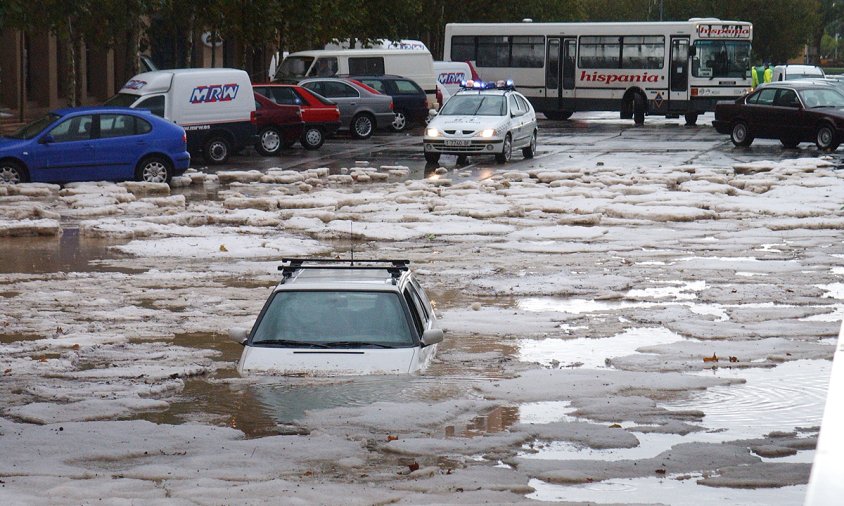 Vehicle atrapat entre l'aigua i el gel, sota el pont de la via fèrria