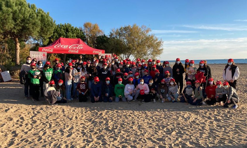 Foto de grup dels alumnes del col·legi Cardenal Vidal i Barraquer que van participar, ahir, en l'acció de neteja a les platges