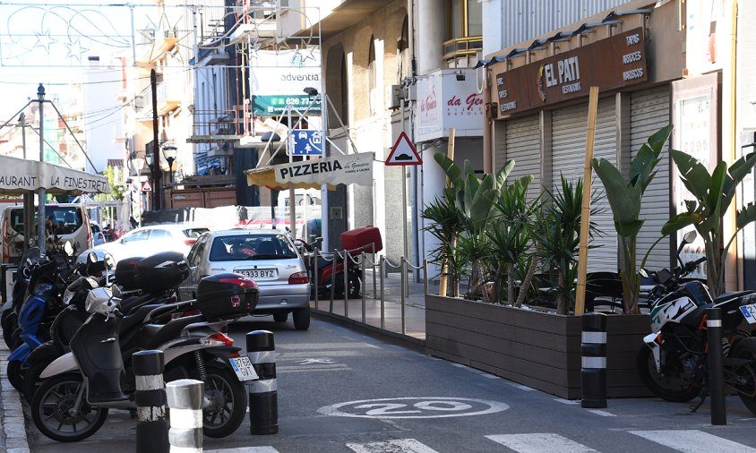 Aspecte d'un tram del carrer de Pau Casals, amb diferents ocupacions d'establiments