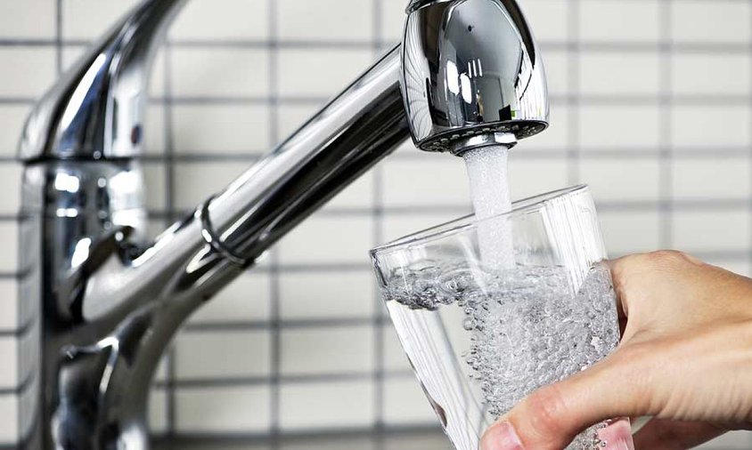 Imatge de recurs d'una aixeta omplint un got d'aigua