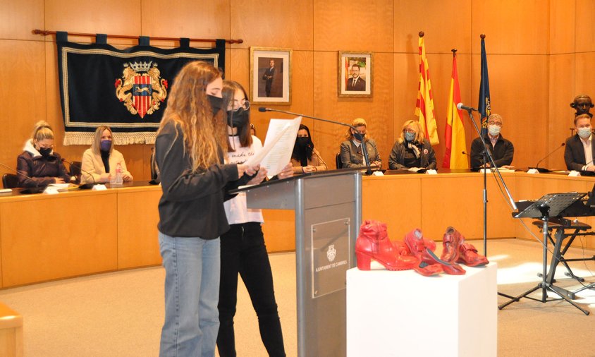 Un moment de la lectura d'un manifest per part de dues alumnes de l'institut Ramon Berenguer IV