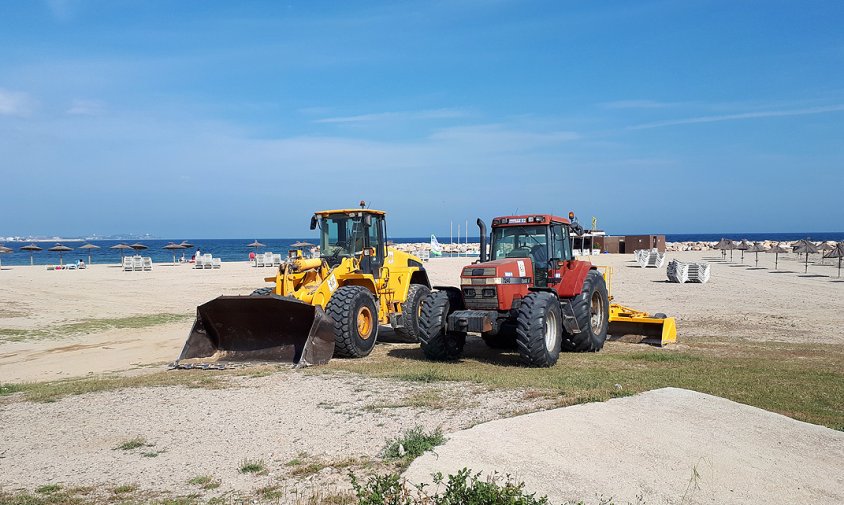 Imatge de dues màquines excavadores a la platja de la Llosa-l'Ardiaca