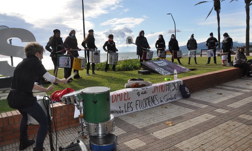 Un moment de la batucada reivindicativa de les Filomenes, ahir al migdia