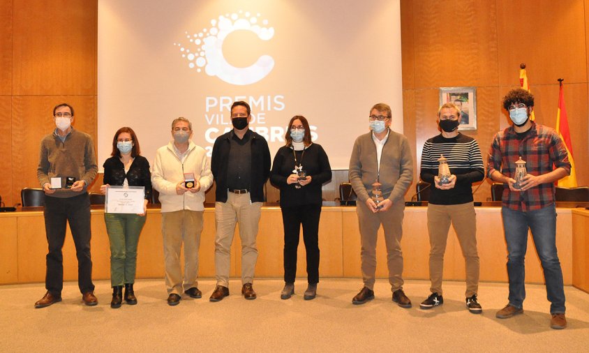 Foto de grup dels premiats als Premis Vila de Cambrils juntament amb l'alcalde Oliver Klein